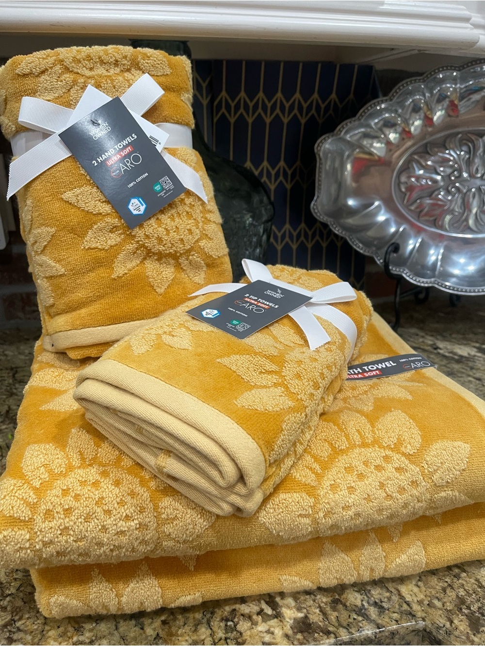 Caro Home plush yellow sunflower bath, hand, and tip towels bundle - Brand new!